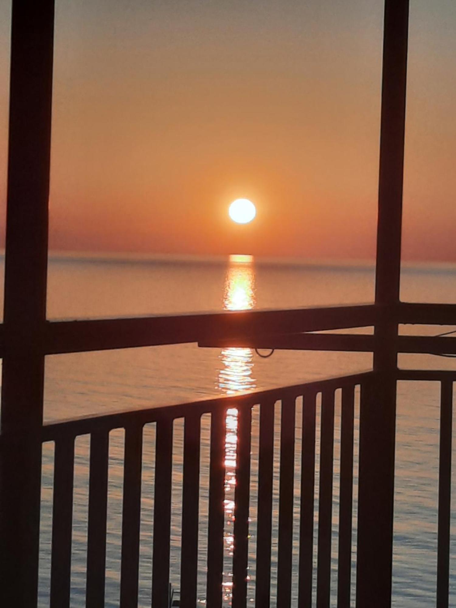 Apartment Desi With Sea View On The Beach In Батуми Экстерьер фото